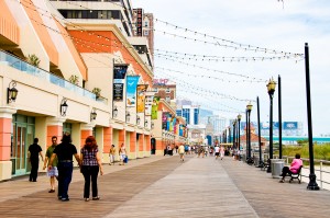 Atlantic_City_Boardwalk_view_north_near_Tropicana_Casino_2